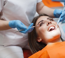 Patient seeing dentist in Pittsburgh
